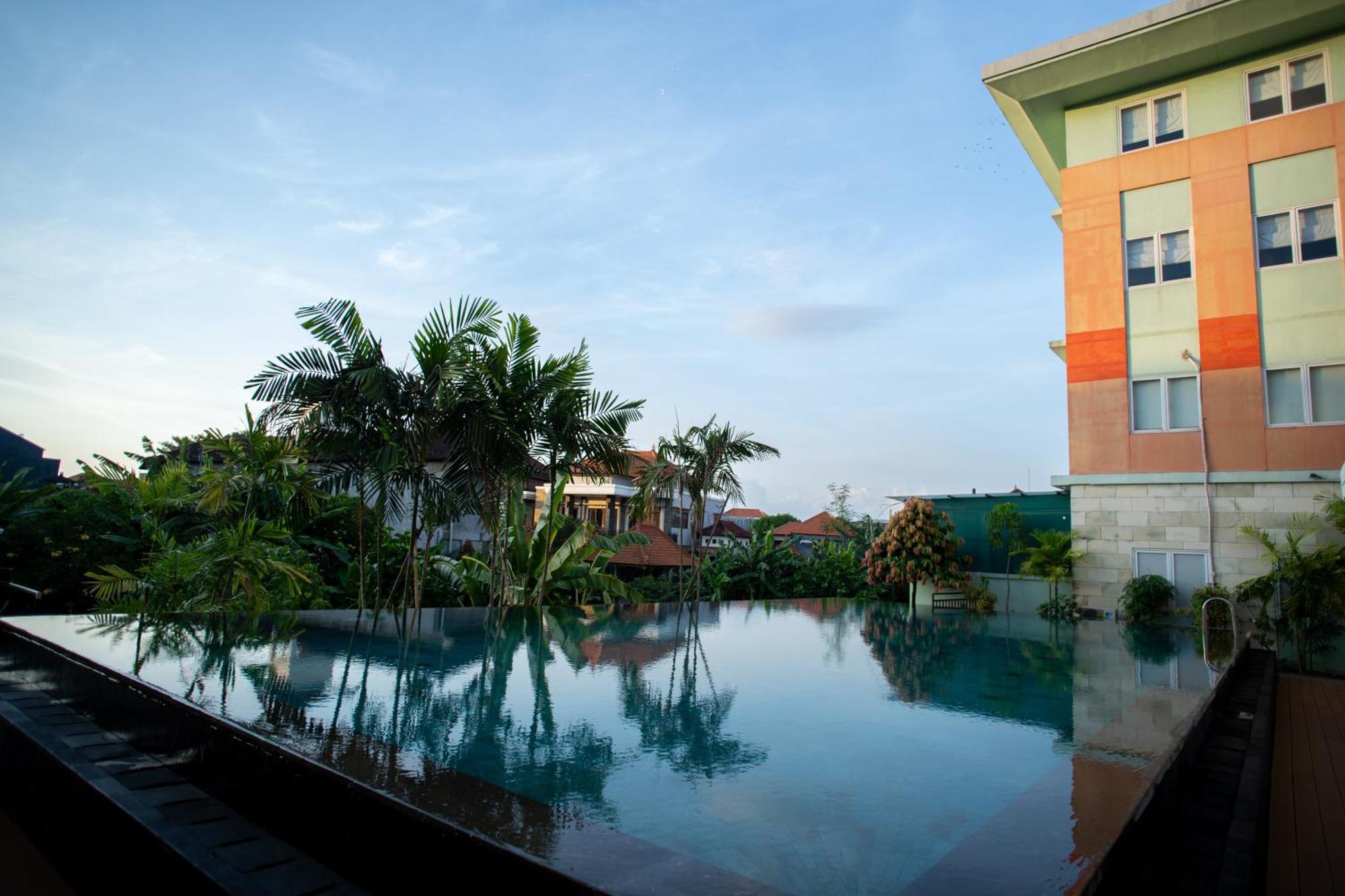 Harris Hotel & Residences Riverview Kuta, Bali 꾸따 외부 사진