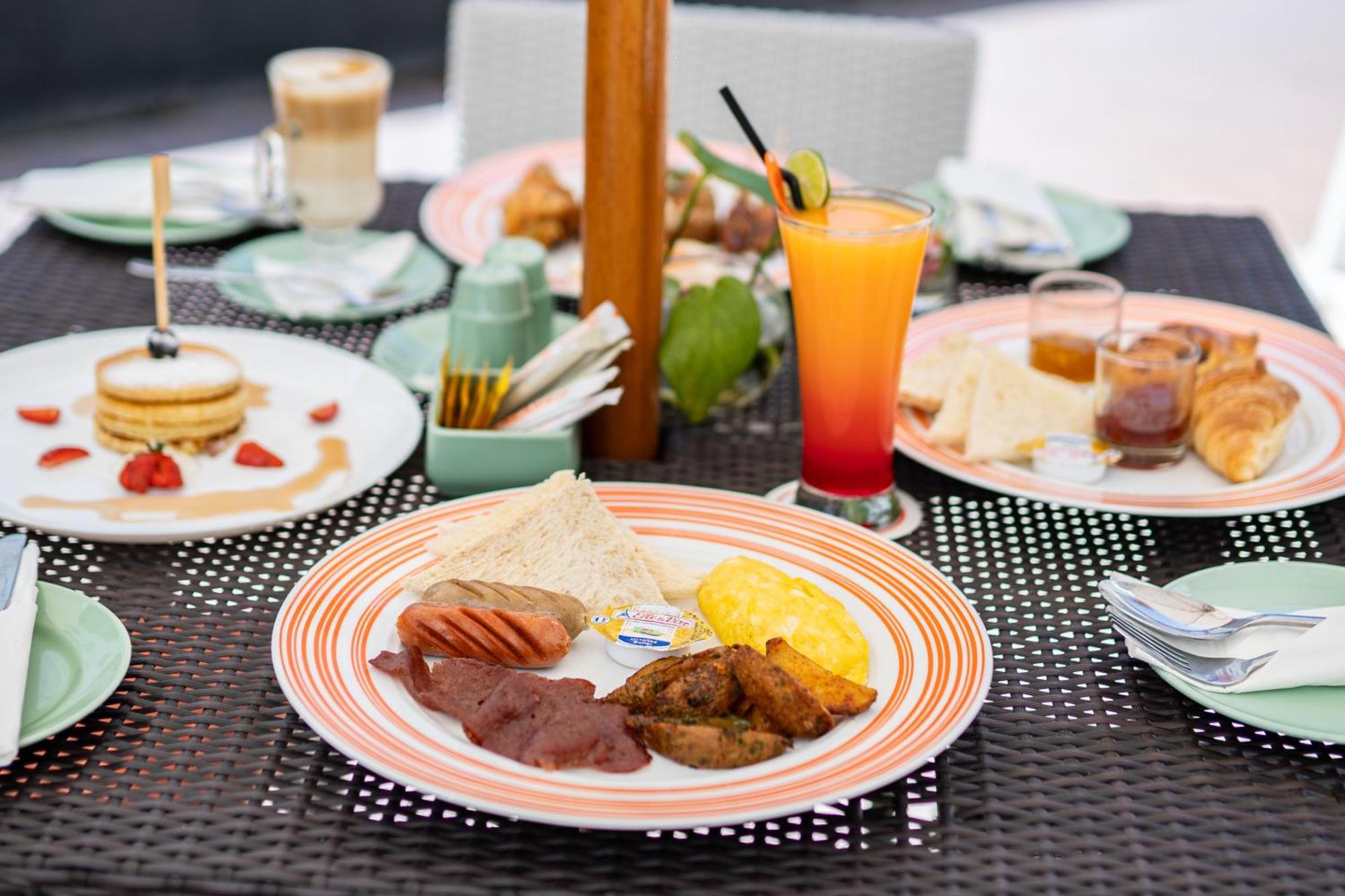 Harris Hotel & Residences Riverview Kuta, Bali 꾸따 외부 사진